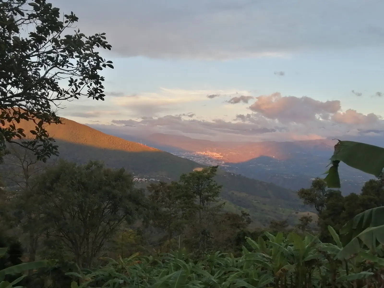 Atardecer sobre las montañas