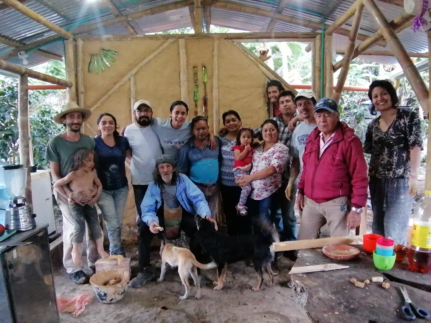 Grupo de participantes al finalizar un taller en Tijiky