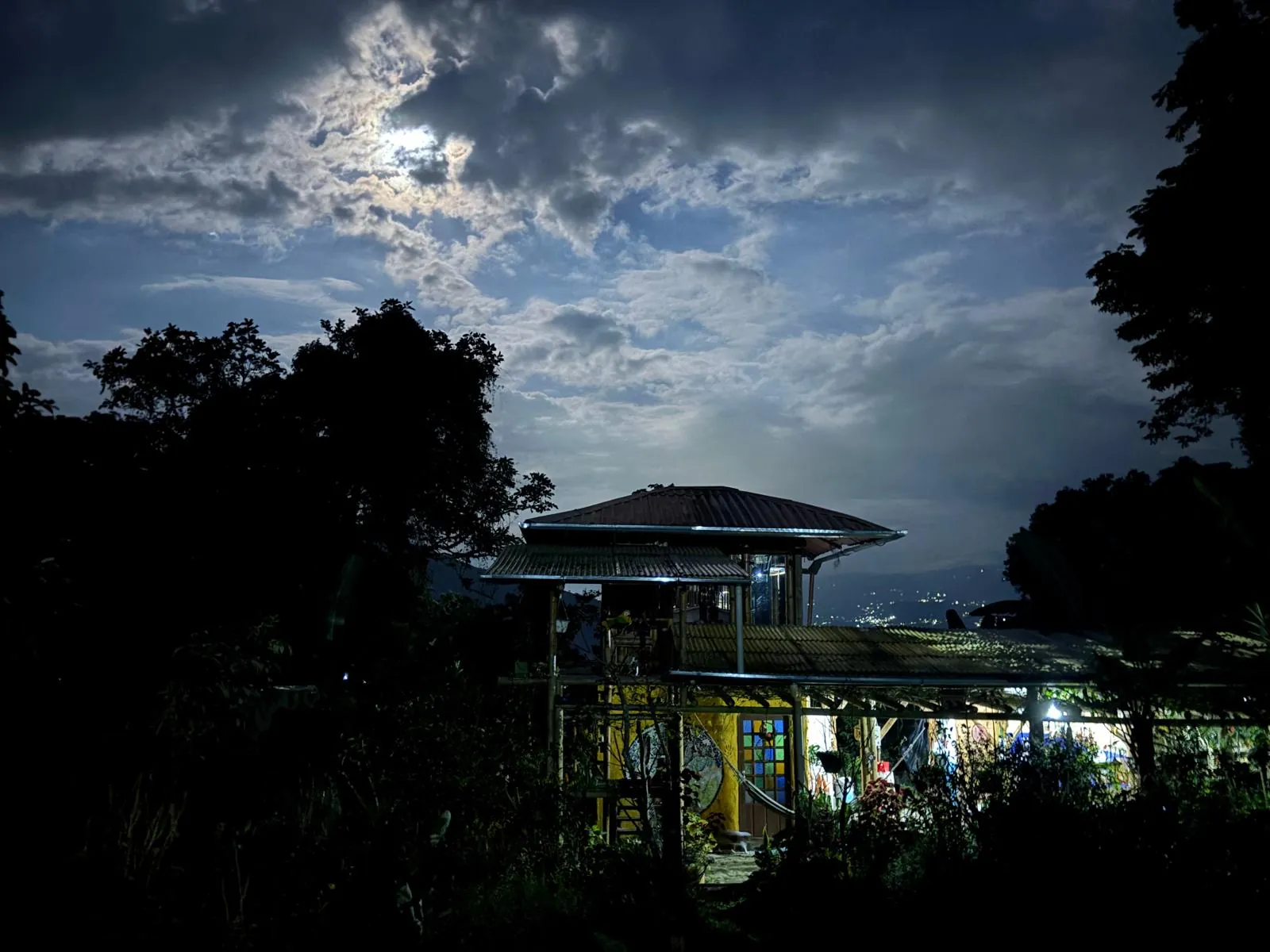 La casa de Tijiky bajo la luna